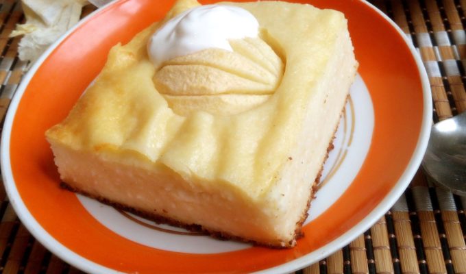 Творожная запеканка с манкой и яблоками в духовке фото