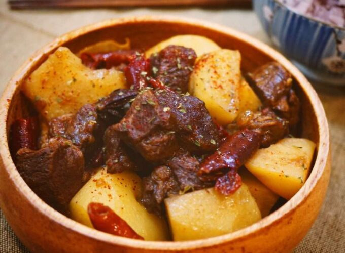 Тушеная говяжья грудинка с картофелем фото