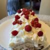 Меренговый рулет с малиной и фисташкой картинка