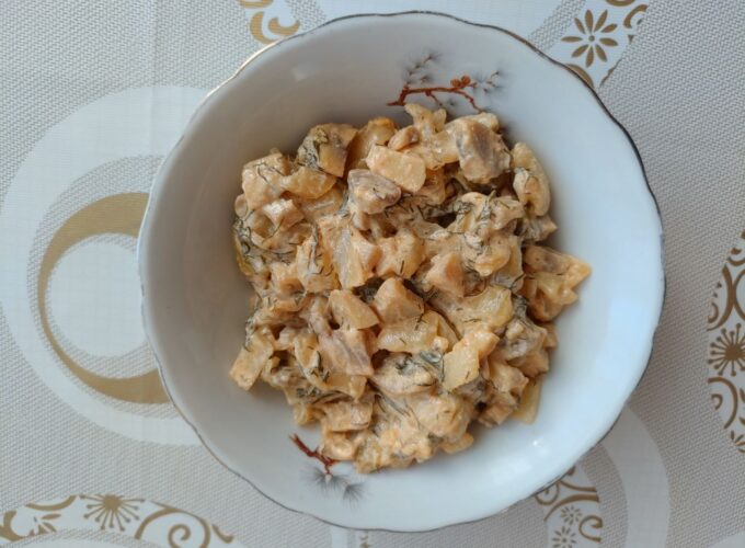 Шампиньоны тушеные в сметане с луком и чесноком фото