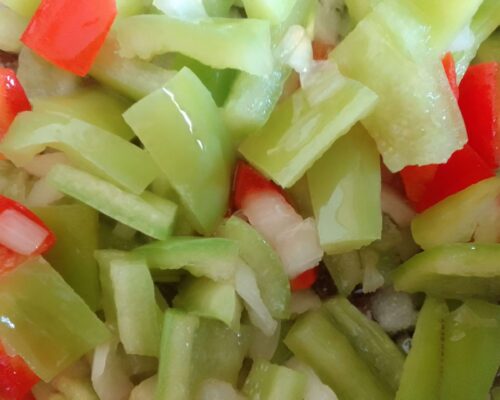 Сладкие перцы шинкуют