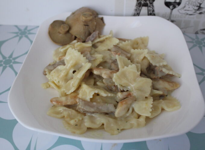 Макароны с курицей и грибами в сливочном соусе фото