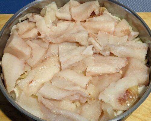 нарезаем филе минтая