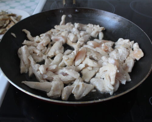 Куриную грудку нарезать