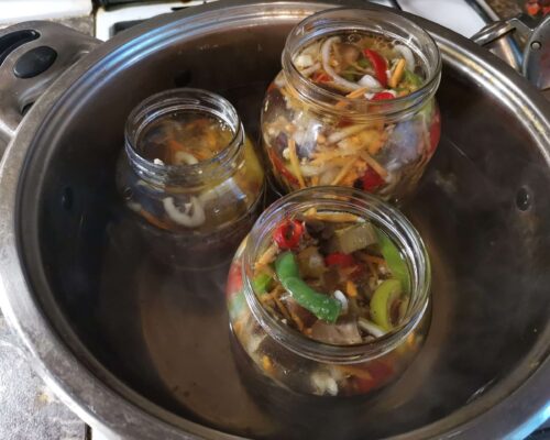 Выставляем банки с овощами
