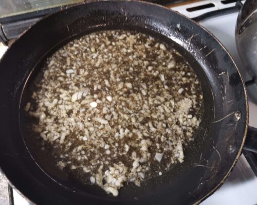 Добавляем пару столовых ложек воды