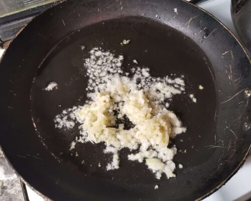 На сковороде разогреваем подсолнечное масло