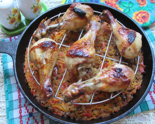 блюдо из ароматной гречки с овощами и румяных куриных ножек