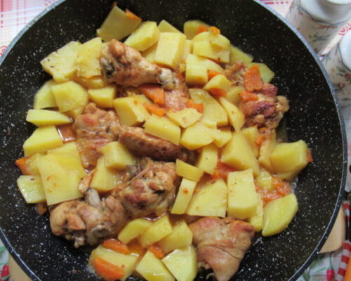тушеная картошка с курицей красуется на нашем столе
