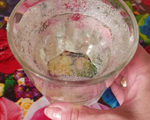 в кастрюльку наливаем стакан минеральной воды