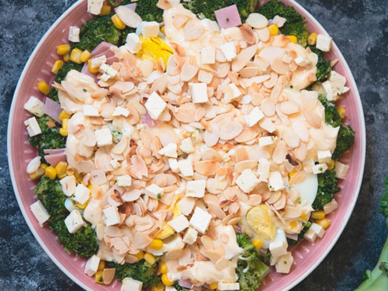 Салат из брокколи с сыром фета фото